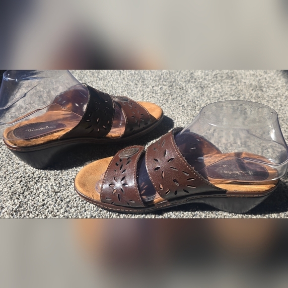 Thom McAn Women's Wendy Brown Wedge Heel Sandal Women's Size 6.5 - Picture 6 of 10